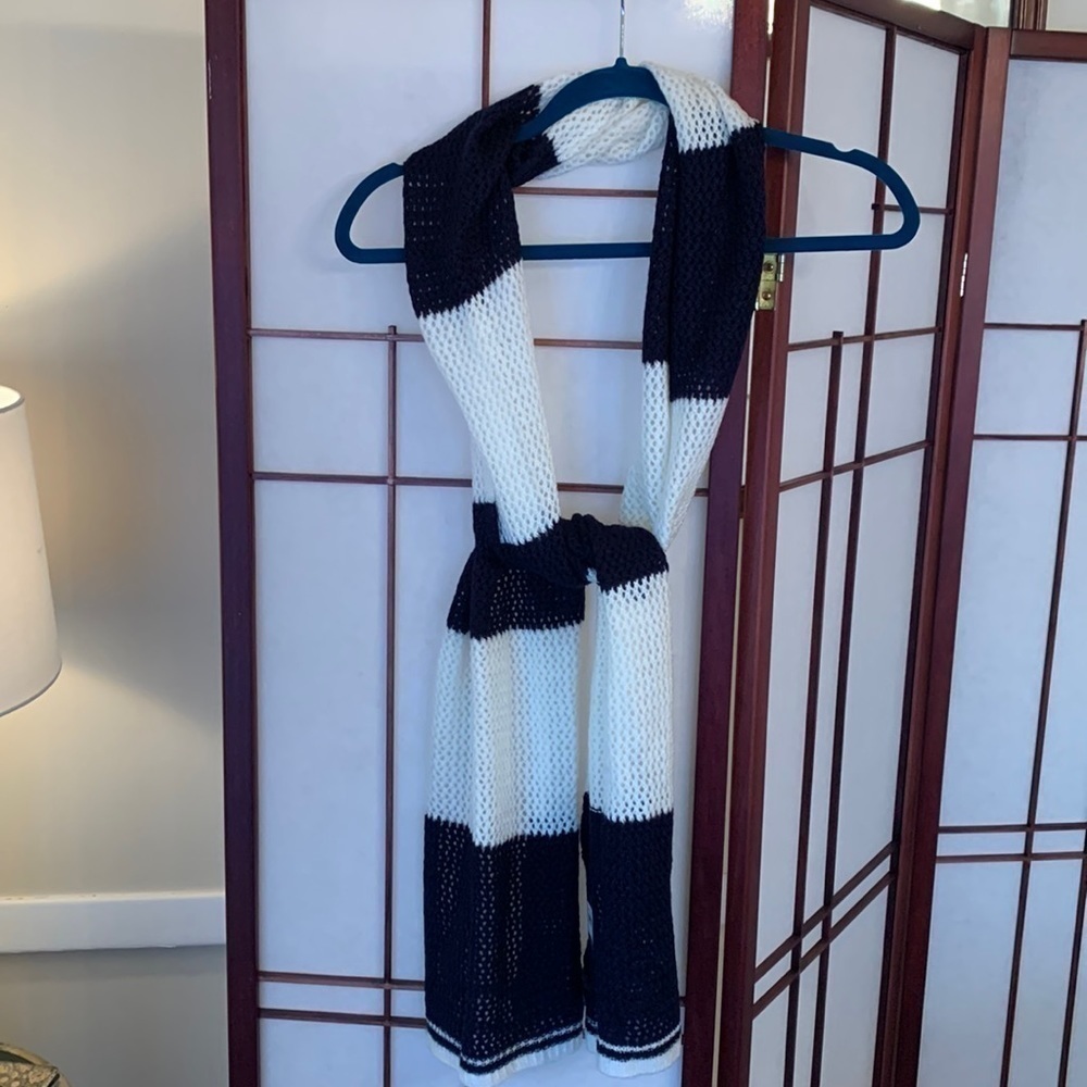 NWT Tommy Hilfiger Blue and White Soft and along Scarf Great Gift!!